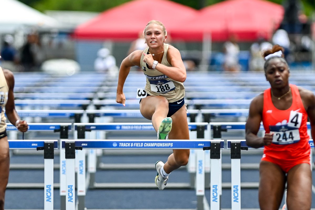 CSUXCTrackField's tweet image. Regionals ✅
🔵 Grenisha advanced to the quarters of the 400m hurdles and finished 22nd in the round
🔵 Austyn claimed 45th in the 100m hurdles