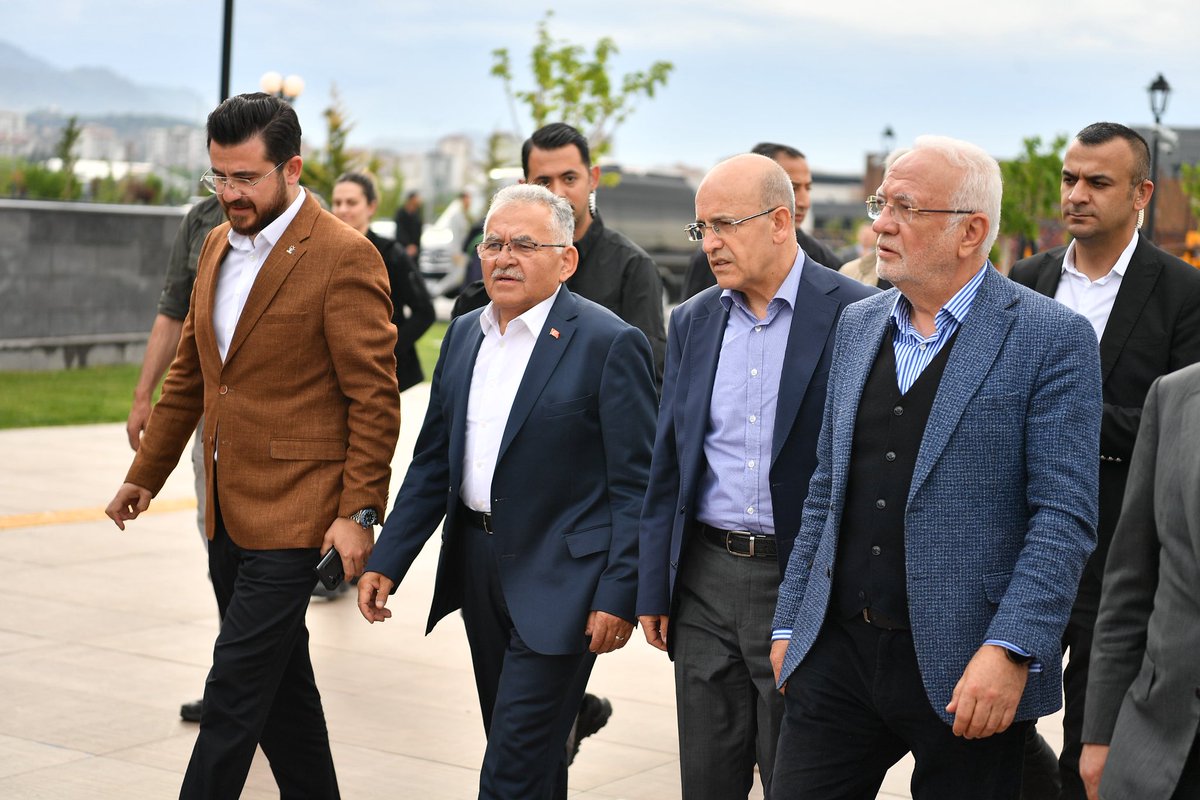 baskanmemduhbyk's tweet photo. 📍Recep Tayyip Erdoğan Millet Bahçesi 

Hazine ve Maliye Bakanımız Sayın Mehmet Şimşek, AK Parti Genel Başkan Vekilimiz Sayın Mustafa Elitaş, AK Parti MKYK Üyemiz Sayın Dursun Ataş, Valimiz Sayın Gökmen Çiçek, AK Parti İl Başkanımız Sayın Hüseyin Okandan, Milletvekilimiz Sayın Murat Cahid Cıngı, Genel Başkanvekili Yardımcımız İzzet Buzkan ve kıymetli protokol üyelerimizle birlikte, şehrimizin kültürel mirasını ve yöresel lezzetlerini yaşatan, gastronomi alanında adeta bir vitrin görevi gören Mutfak Sanatları Merkezimizi ziyaret ettik.

Sayın Bakanımıza merkezimizi tanıtma fırsatı bulduk. Şehrimizin zengin mutfak kültürünü yansıtan bu önemli merkezin gastronomimize değer katmaya devam edeceğine yürekten inanıyoruz.