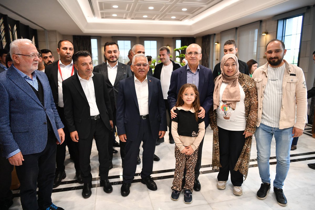 baskanmemduhbyk's tweet photo. 📍Recep Tayyip Erdoğan Millet Bahçesi 

Hazine ve Maliye Bakanımız Sayın Mehmet Şimşek, AK Parti Genel Başkan Vekilimiz Sayın Mustafa Elitaş, AK Parti MKYK Üyemiz Sayın Dursun Ataş, Valimiz Sayın Gökmen Çiçek, AK Parti İl Başkanımız Sayın Hüseyin Okandan, Milletvekilimiz Sayın Murat Cahid Cıngı, Genel Başkanvekili Yardımcımız İzzet Buzkan ve kıymetli protokol üyelerimizle birlikte, şehrimizin kültürel mirasını ve yöresel lezzetlerini yaşatan, gastronomi alanında adeta bir vitrin görevi gören Mutfak Sanatları Merkezimizi ziyaret ettik.

Sayın Bakanımıza merkezimizi tanıtma fırsatı bulduk. Şehrimizin zengin mutfak kültürünü yansıtan bu önemli merkezin gastronomimize değer katmaya devam edeceğine yürekten inanıyoruz.