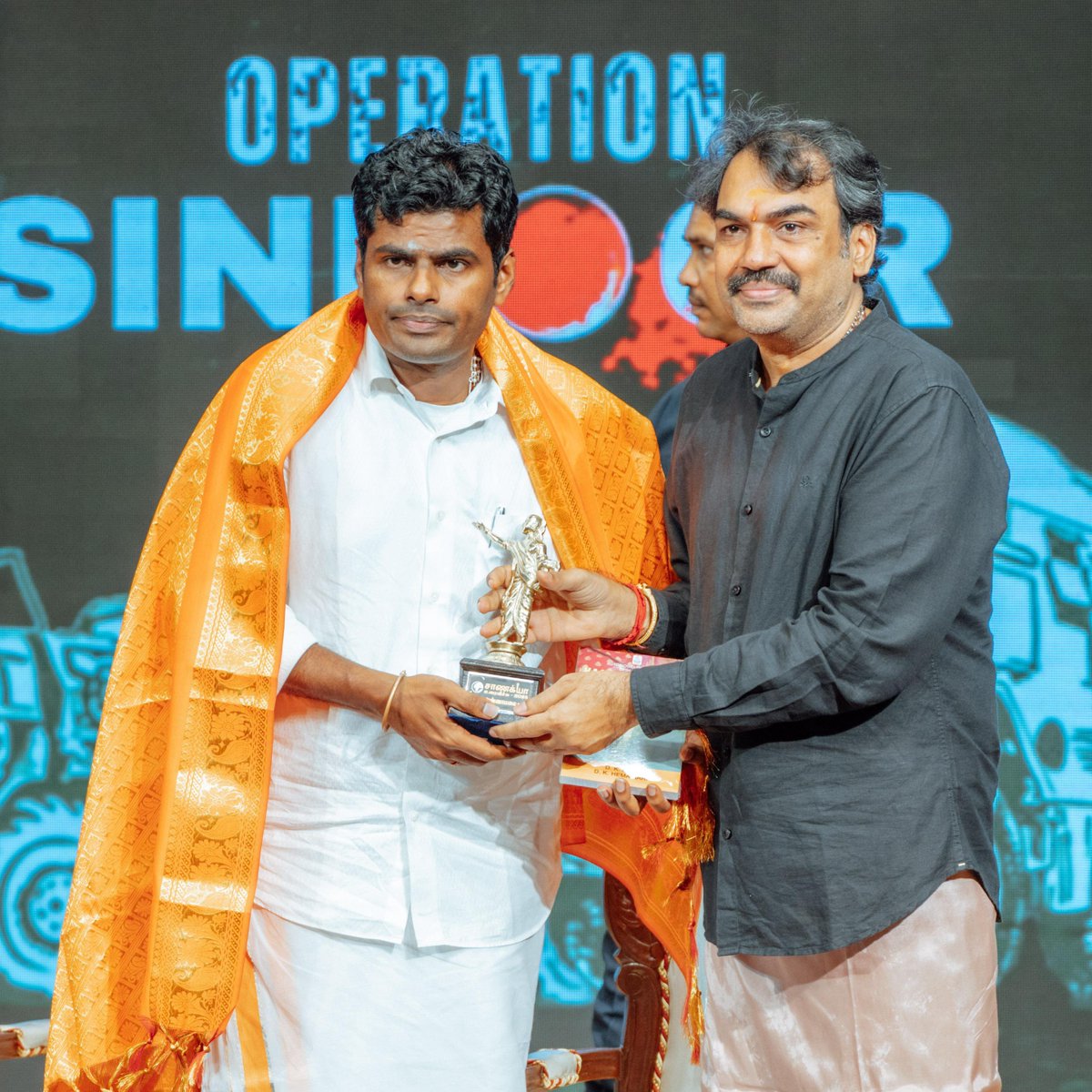 இன்று மாலை சென்னையில், <a href="/ChanakyaaTv/">சாணக்யா</a> செய்தி நிறுவனம் நடத்திய, பெகல்காம் தீவிரவாத தாக்குதலுக்கு, நமது ராணுவ வீரர்கள் கொடுத்த ஆப்பரேஷன் சிந்தூர் பதிலடி குறித்தும், வருங்காலத்தில் என்ன நடவடிக்கைகள் இருக்கும் என்பது குறித்தும் நடைபெற்ற சாணக்யாவின் உரைவீச்சு நிகழ்ச்சியில் கலந்து