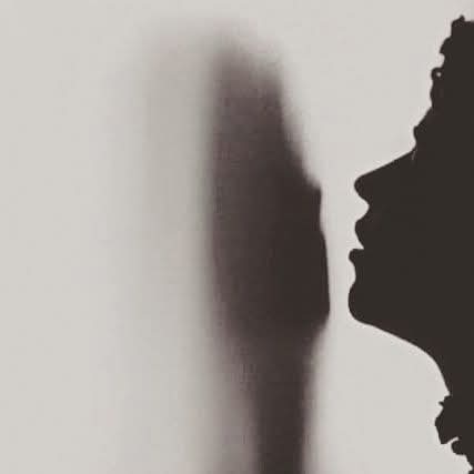 🔸قبل أن تحكم على إنسان إسمع منه لا تسمع عنه ،،،
لأنك بالسماع عنه تسمع حكم الآخرين فيه وليس حكمك ،،،🔸