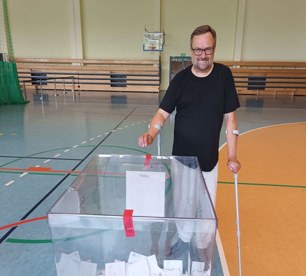 Drodzy spóźnialscy i niezdecydowani.

Pozostało już niespełna 3,5 godziny, by oddać głos w tych tak niebywale ważnych wyborach.
Jeszcze nigdy frekwencja nie odgrywała tak istotnej i decydującej roli w wyborach, więc nie czekajcie na ostatni moment i ruszajcie mądrze trzasnąć