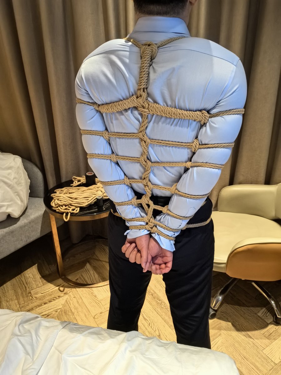 略显羞涩的小哥，可劲挣扎吧