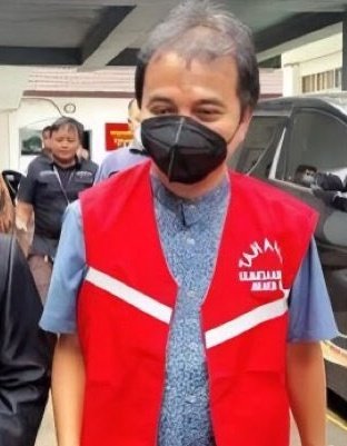 🇮🇩 🔆Andre🅰️s🔆 🇮🇩 (@andreassolusi) on Twitter photo Selamat malam mas <a href="/KRMT_RoySuryo/">KRMT Roy Suryo ASLI</a>
Bisa tidur nyenyak malam ini ?
Tenang mas , kali ini kmu ngga sendirian kok.
Akan ada yg menemani.
<a href="/SianiparRismon/">Rismon Hasiholan Sianipar</a>
<a href="/DokterTifa/">Dokter Tifa</a> Selamat malam mas <a href="/KRMT_RoySuryo/">KRMT Roy Suryo ASLI</a>
Bisa tidur nyenyak malam ini ?
Tenang mas , kali ini kmu ngga sendirian kok.
Akan ada yg menemani.
<a href="/SianiparRismon/">Rismon Hasiholan Sianipar</a>
<a href="/DokterTifa/">Dokter Tifa</a>