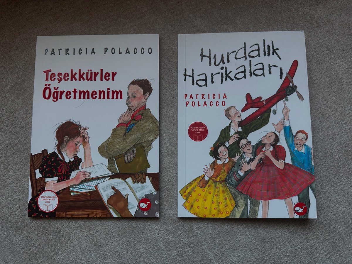 MetinOzdamarlar's tweet photo. Keşke Millî Eğitim Bakanlığı bu iki eseri 2025-2026 eğitim-öğretim yılında her öğretmene hediye etse. 

Patricia Polacco'nun kendi öğretmenini anlattığı ve ödülleri silmiş süpürmüş “Teşekkürler Öğretmenim” eserinde, disleksi Trisha’nın öğretmenin dokunuşu ile nasıl mükemmel işler başardığını anlatıyor. 

“Hurdalık Harikaları”nda ise çeşitli sorunlar yaşayan, başarısız oldukları için bir sınıfta toplanan  bu nedenle “Hurdalık” olarak anılan bir sınıftaki öğrencilere öğretmenleri Bay Peterson’ın harika dokunuşu ile nasıl başarılı olduklarını harika bir kurgu ile anlatıyor.

Her iki eser de etkileyici bir kurgu ile, az cümle ile çok şey anlatarak, kalbinize dokunarak, içinize işleyerek, ilham vererek hikâyesini okuyucuya aktarıyor. Öğretmenlere yoğunlaştık ama 2 ve 3. sınıfların da mutlaka okuması gereken bitirmesi kısa ama unutması ömür boyu sürecek harika iki eser.  Özel tavsiyemdir.