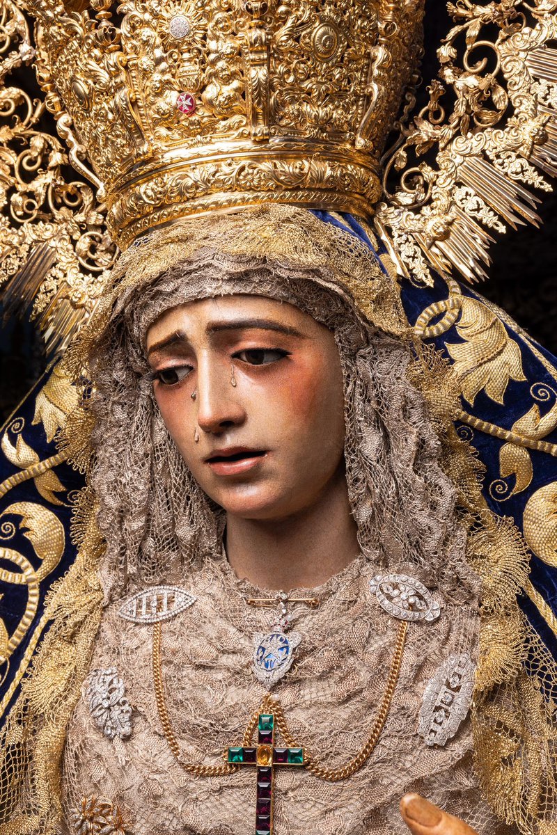 Hermandad de la Amargura (@hdad_amargura) on Twitter photo “𝐃𝐞 𝐩𝐢𝐞 𝐚 𝐭𝐮 𝐝𝐞𝐫𝐞𝐜𝐡𝐚 𝐞𝐬𝐭𝐚́ 𝐥𝐚 𝐫𝐞𝐢𝐧𝐚, 𝐞𝐧𝐣𝐨𝐲𝐚𝐝𝐚 𝐜𝐨𝐧 𝐨𝐫𝐨 𝐝𝐞 𝐎𝐟𝐢𝐫”
📸 <a href="/Randofer94/">Manuel Fdez. Rando</a> / <a href="/PMFotoscofrades/">Pablo Martínez Domínguez</a> “𝐃𝐞 𝐩𝐢𝐞 𝐚 𝐭𝐮 𝐝𝐞𝐫𝐞𝐜𝐡𝐚 𝐞𝐬𝐭𝐚́ 𝐥𝐚 𝐫𝐞𝐢𝐧𝐚, 𝐞𝐧𝐣𝐨𝐲𝐚𝐝𝐚 𝐜𝐨𝐧 𝐨𝐫𝐨 𝐝𝐞 𝐎𝐟𝐢𝐫”
📸 <a href="/Randofer94/">Manuel Fdez. Rando</a> / <a href="/PMFotoscofrades/">Pablo Martínez Domínguez</a>