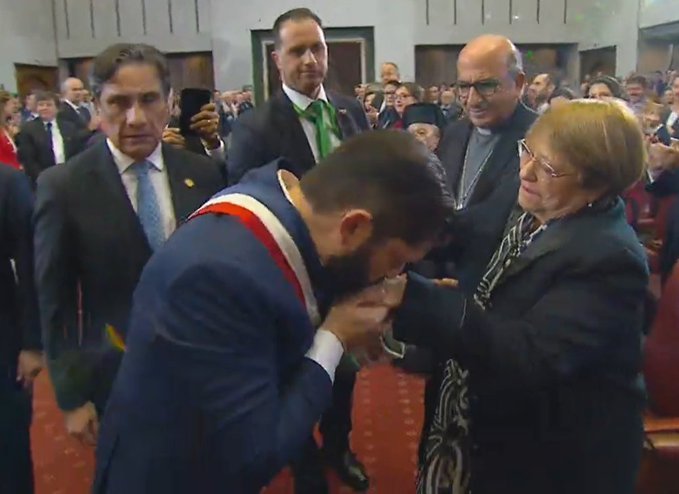 El Presidente Gabriel Boric en su última Cuenta Pública paseando y dejando con ardor a todos los fachos y la extrema derecha chupafusiles.
Así se habla, Presidente ponga en su lugar a la derecha que en Chile siempre será MINORÍA!
#CuentaPública2025