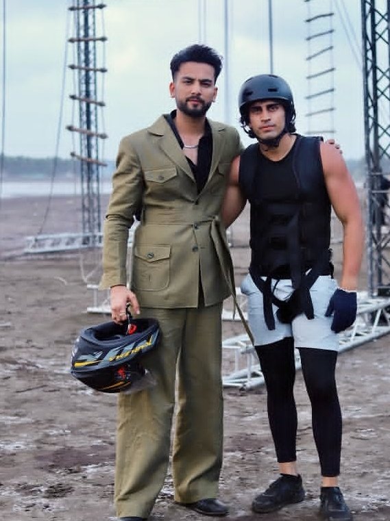 ππ¨πκͺπ«πΔ
(@_decent_sharma) on Twitter photo Congratulations <a href="/ElvishYadav/">Elvish Yadav</a>
Bhai and Gullu For Winning Roadies XX
ELVISH WON ROADIES XX Congratulations <a href="/ElvishYadav/">Elvish Yadav</a>
Bhai and Gullu For Winning Roadies XX
ELVISH WON ROADIES XX