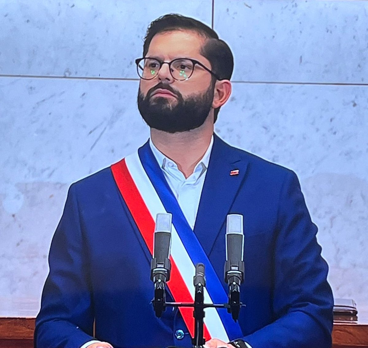 Con la mirada en alto, orgulloso, digno y con la manos limpias.
Con un avance de un 62% en su programa de gobierno, el que más ha invertido en implementos para las policías y quien controló de manera exitosa la inflación, su Excelencia Gabriel Boric da su #CuentaPublica