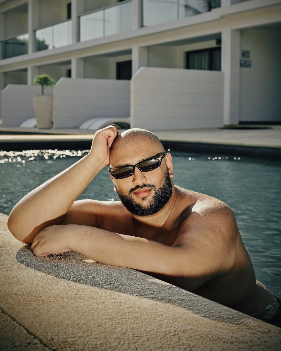 Mentally still in Mexico, physically in this cold AF May weather 😩🌴

Tan: <a href="/bondisands/">Bondisands</a> at @shoppersbeauty 

🕶️ #TomFord  Alejandro 

<a href="/PlatinumYucatan/">Platinum Yucatan</a> 

instagram.com/share/_n40naDes