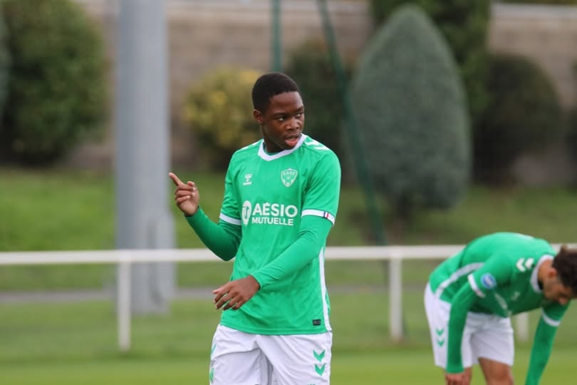 🚨 Fodé Camara (18 ans) a signé son tout premier contrat professionnel avec l’OM.
➡️  Depuis 2022, il évoluait à l’ASSE, le jeune joueur devra encore franchir des paliers avant d’intégrer l’équipe première !

#OM #TeamOM #MercatOM