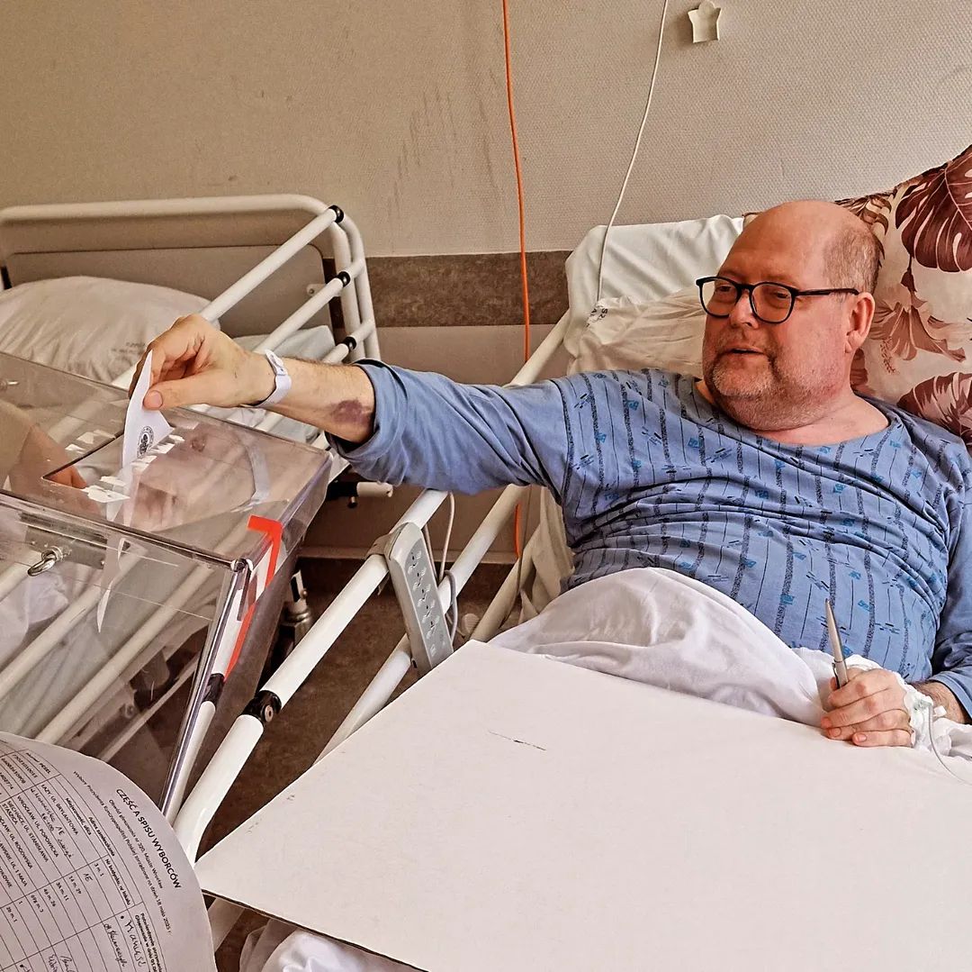 Niektórzy do urny się udają, niektórych urna nie mieści, a do niektórych urna przychodzi. I to, zanim nastąpi sytuacja numer dwa, jest mój przypadek. Głos oddany!