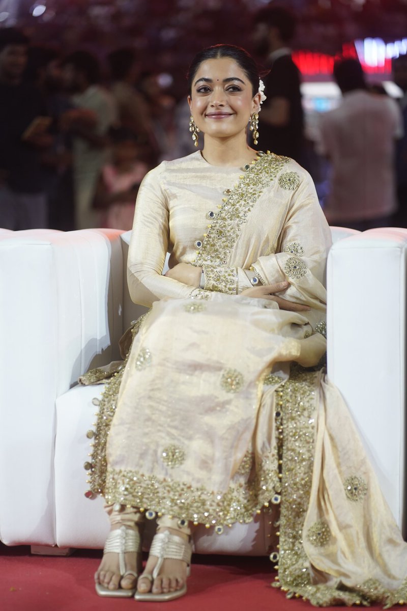 KabilKabilkm3's tweet photo. @iamRashmika 
She's looking so effortlessly beautiful at the #KuberaaAudioLaunch 🤍 she's literally a swarg ki apsara 🥹🫶🏻

@iamRashmika ✨
#RashmikaMandanna https://t.co/HXsaWWDjtv