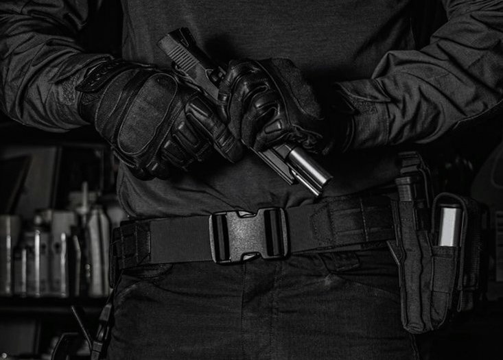 가끔, 그 시절의 내 모습이 꿈으로 나오곤 한다. 감정 없는 눈으로 사람들을 아무렇지도 않게 죽이는 나. 지금도 별반 다를 것도 없지만 그때의 내 모습을 그렇게 마주하니 참 독하게 살았구나 싶은 생각이 들었지.