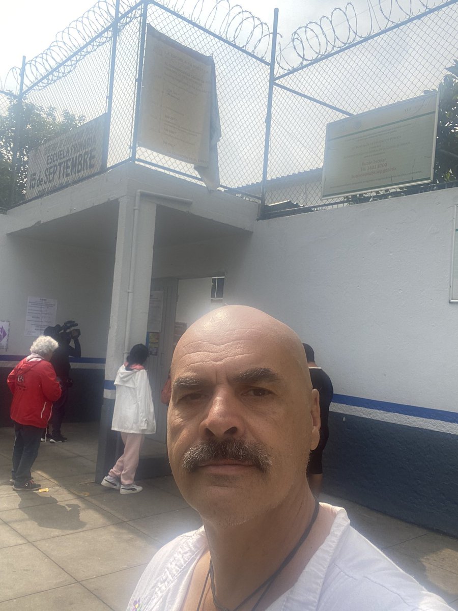 Yo haciendo historia, aplicando mi derecho de votar y participando en votar por jueces magistrados, teniendo en la fila a gente que están llamando a no votar para darle oportunidad a sus elegidos, no dejes que otros decidan por ti