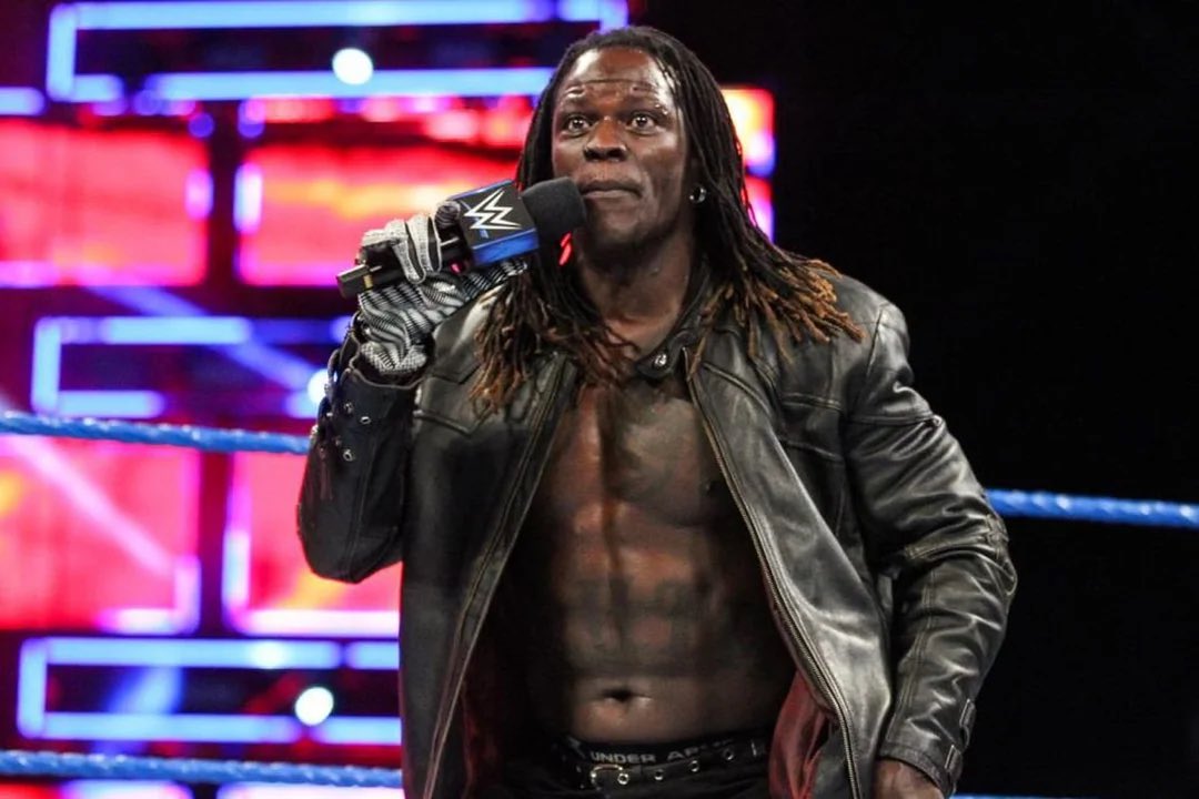 Falbak_'s tweet photo. Multiples medios ya lo han confirmado. 

R-Truth no ha confundido el 1 de abril por el día de los inocentes con el 1 de junio. El despido es real.

Esto es muy triste 💔 https://t.co/CcDk81OZft