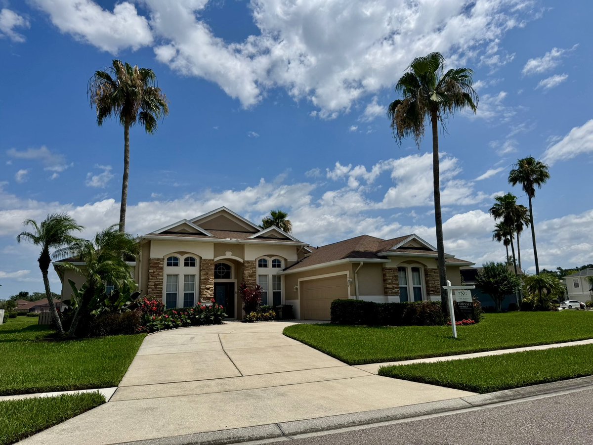I live in a suburb of Orlando and you can’t seem to go 5 houses without a For Sale sign

What is happening!?