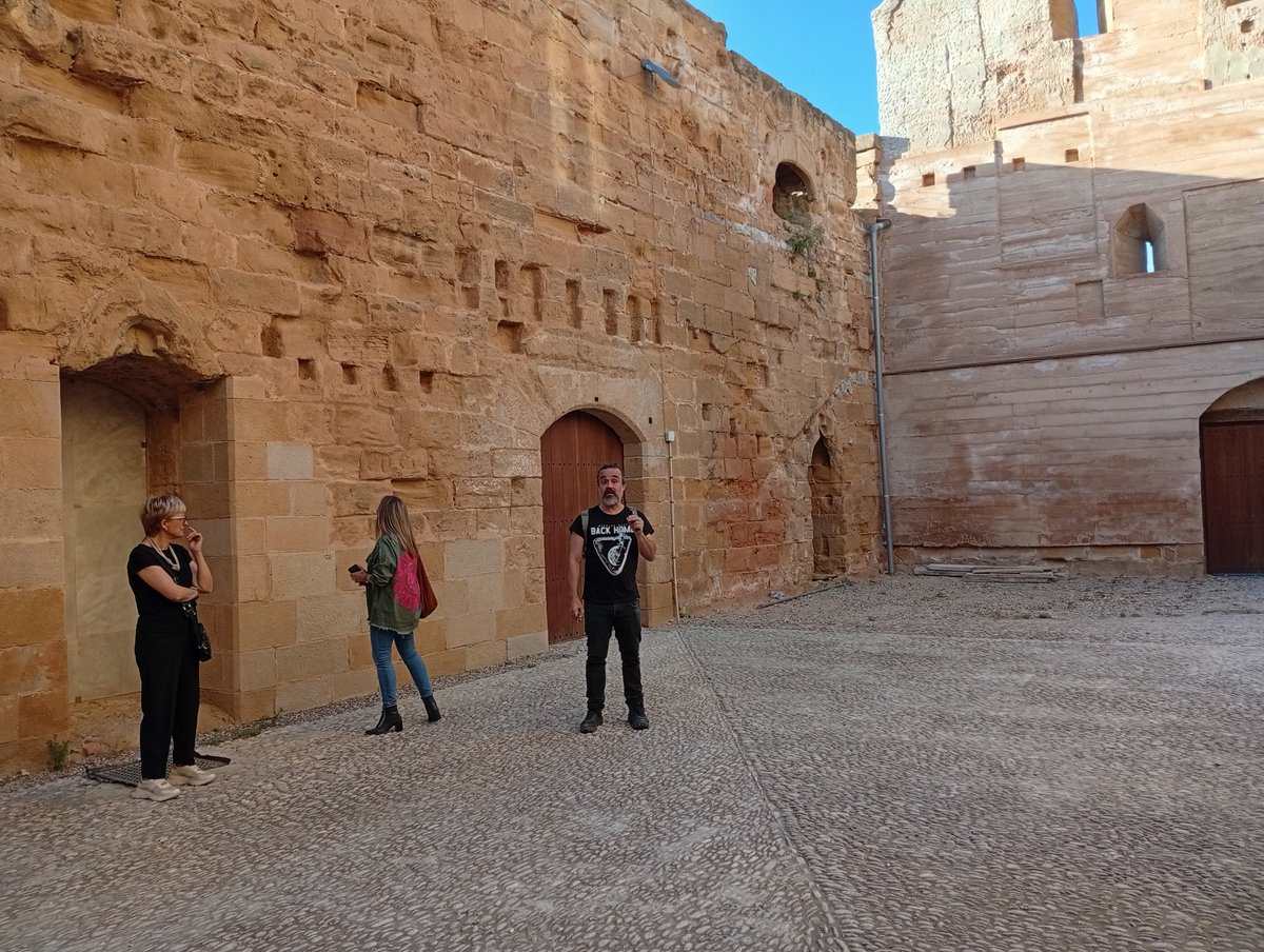 🗣️Unas imágenes de un elegante palacio gótico de los arzobispos de Zaragoza en Albalate del Arzobispo, muestra del poderío eclesiástico bajo medieval, mientras no se dolían prendas en colgar un  San Benito a los desidentes llamados herejes, la caridad por delante 🤦🏽‍♀️😭