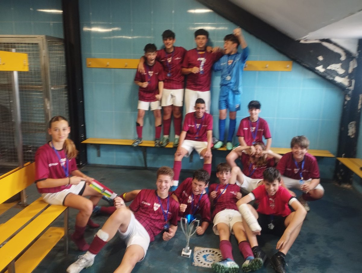 Enhorabuena a nuestro equipo del 2 Infantil D por proclamarse campeón en categoría plata en el Torneo del Comillas. Enhorabuena
<a href="/ComillasCF/">Comillas CF Logroño</a>