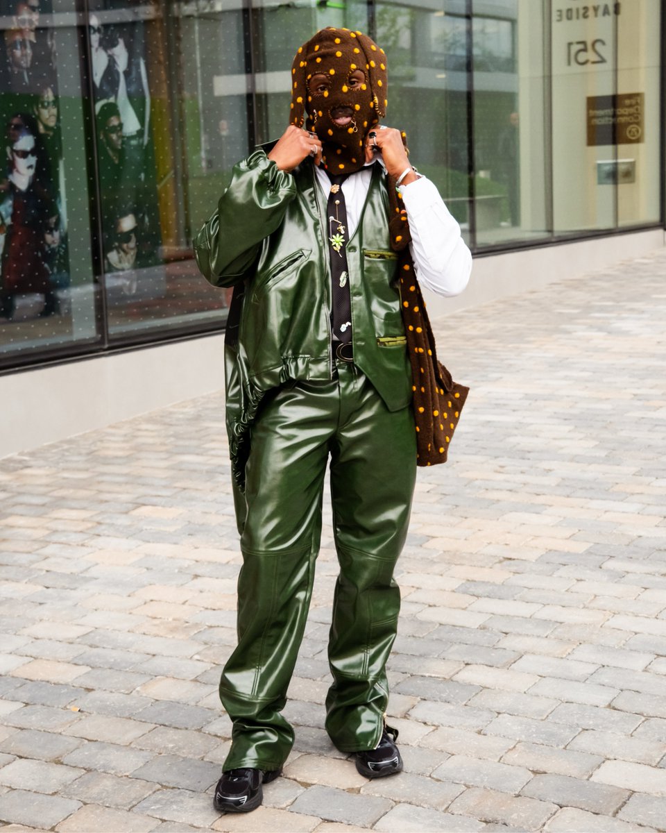 Vainqueur Magazine (@vainqueurmag) on Twitter photo Outside of #FashionArtToronto this weekend, ties were wrapped at the waist, layered like jewellery, and pinned with vintage brooches. VQ's <a href="/nauticaenomis/">nautica enomis 𓆙</a> captured the boldest looks from Queens Quay. See the full gallery on Vainqueur. vainqueurmag.ca/article/street… Outside of #FashionArtToronto this weekend, ties were wrapped at the waist, layered like jewellery, and pinned with vintage brooches. VQ's <a href="/nauticaenomis/">nautica enomis 𓆙</a> captured the boldest looks from Queens Quay. See the full gallery on Vainqueur. vainqueurmag.ca/article/street…