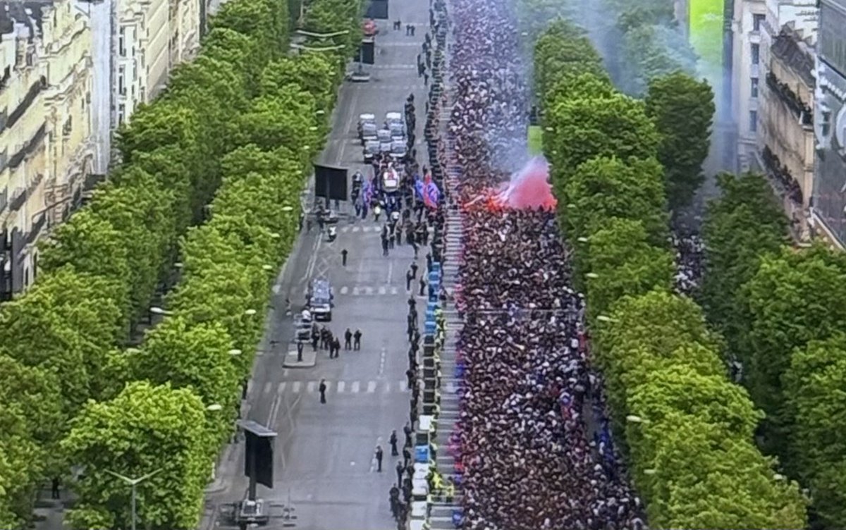À gauche la France de 1998, à droite celle de 2025.

Macron, Le Pen, Retailleau, Bardella, Darmanin and co nous divisent.

Défendons l’unité du peuple ! 

 #ChampsElysées