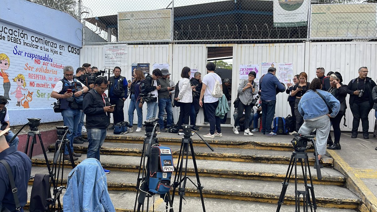 ricardosolaback's tweet image. En la casilla 2597 hay más medios que personas votando, no se les ven ganas…