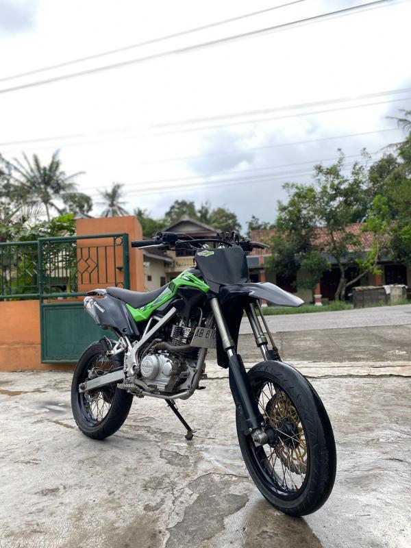 merapi_uncover's tweet photo. Halo min.. Minta tolong kalau ada yang tau posisi motor KLX 2012 plat AB 6105 VQ (Platnya di bawah, dekat mesin) bisa DM ke IG  adfsry

Kronologi: 
Adik saya posting motor ini di grup FB Jual Beli KLX Jogja..
Lalu ada orang yg bernama BOIM yang minat dan mau cek barang langsung. Janjian Jumat malam di rumah sekitar jam 8an. Pelaku memakai motor bodol Smash.
Setelah basa basi, pelaku pinjam kunci dan ingin mencoba test drive.
Karena tidak ada rasa curiga sama sekali, adik saya langsung memberikan kunci KLXnya.. pelaku segera tancap gas. Awal2 masih bisa komunikasi di WA, dan sempat beralasan kalau motor macet di sekitar sawah (rumah kami Deket sawah)

Namun tiba tiba wa pelaku hanya centang satu. Dan kami mulai panik karena sudah 5 menit tidak balik balik.. kami tetap tunggu hingga 10 menit, hingga 30 menit.. Namun tetap nihil.

Akhirnya kami lapor polisi dengan membawa bukti motor bodolnya pelaku (Suzuki Smash AB 4487 NF)

Kami lapor di Jumat Malam 27 mei 2025, namun hingga kini belum ada .

Akhirnya kami lapor polisi dengan membawa bukti motor bodolnya pelaku (Suzuki Smash AB 4487 NF)

Kami lapor di Jumat Malam 27 mei 2025, namun hingga kini belum ada kabar tindak lanjutnya.

Bagi siapapun yang melihat motor ini atau mengenali foto ini mohon segera DM ke @adfsry

Bagi yang tidak melihat atau tidak mengenal orang ini bisa bantu kami dengan membagikan postingan ini.

Besar harapan kami agar motor kami segera kembali karena ini satu2nya motor untuk kami bekerja.

Terimakasih atas perhatiannya dan bantuannya🙏