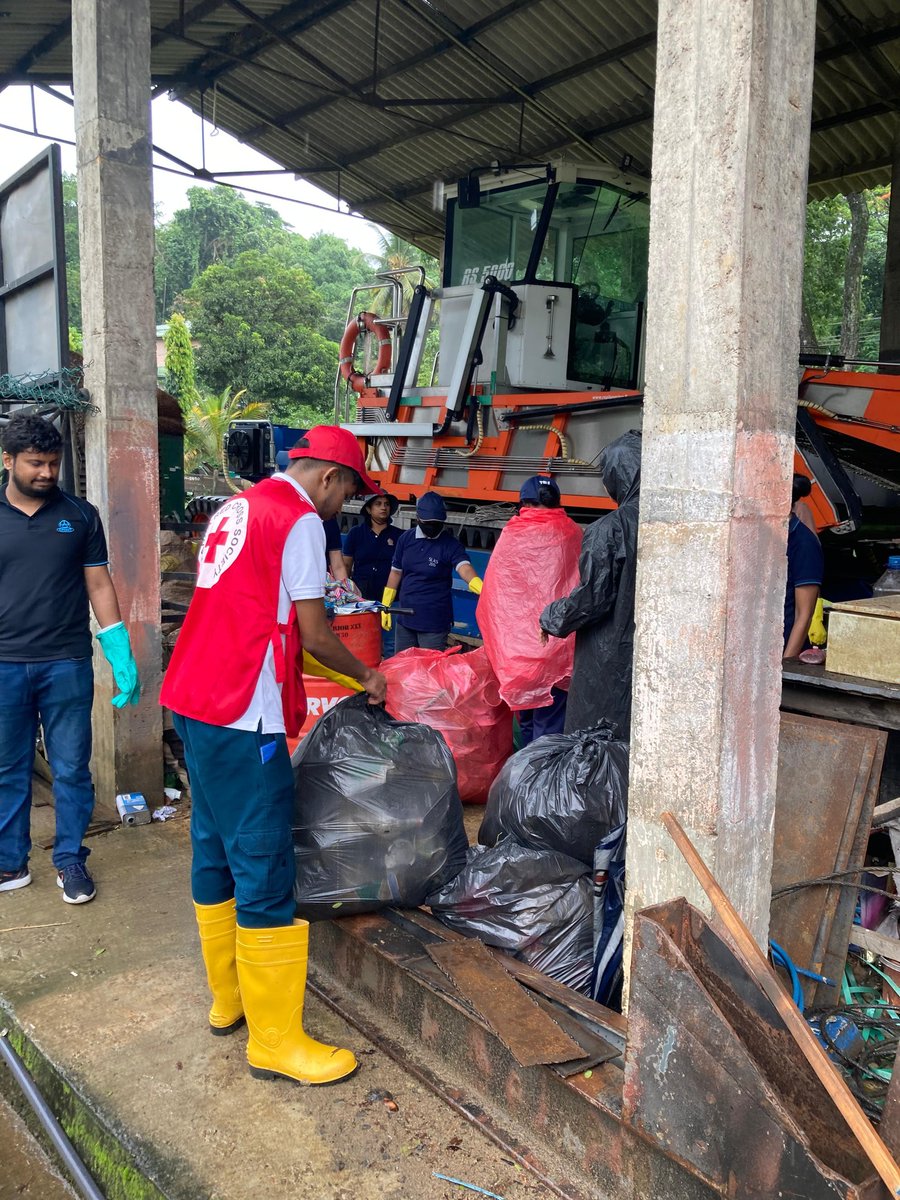 Sri Lanka Red Cross Society (@slredcross) on Twitter photo ๐ In the lead-up to #WorldEnvironmentDay, the <a href="/SLRedCross/">Sri Lanka Red Cross Society</a> โ Kandy Branch, in collaboration with the Central Provincial Council, carried out a cleanup campaign along the Polgolla Dam and Mahaweli River Bankโtwo lifelines for communities and ecosystems in the Central Province. ๐ In the lead-up to #WorldEnvironmentDay, the <a href="/SLRedCross/">Sri Lanka Red Cross Society</a> โ Kandy Branch, in collaboration with the Central Provincial Council, carried out a cleanup campaign along the Polgolla Dam and Mahaweli River Bankโtwo lifelines for communities and ecosystems in the Central Province.