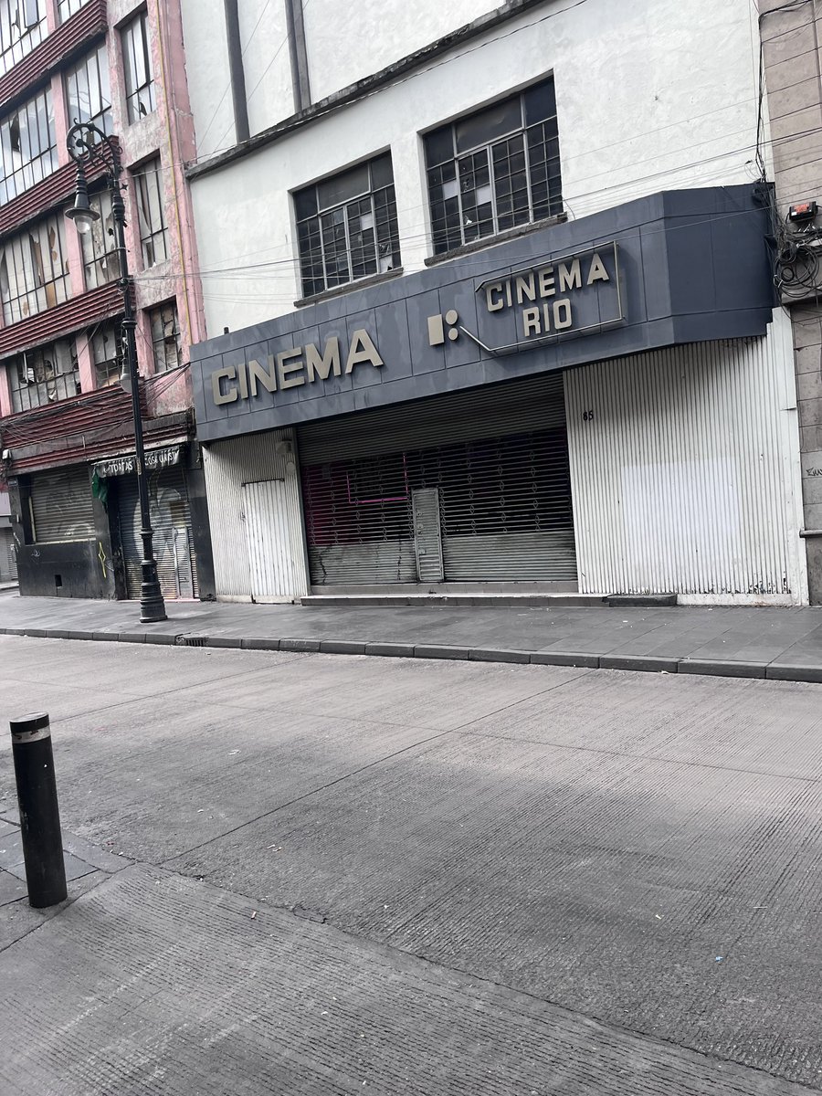 Yo caliente el cine cerrado 😂