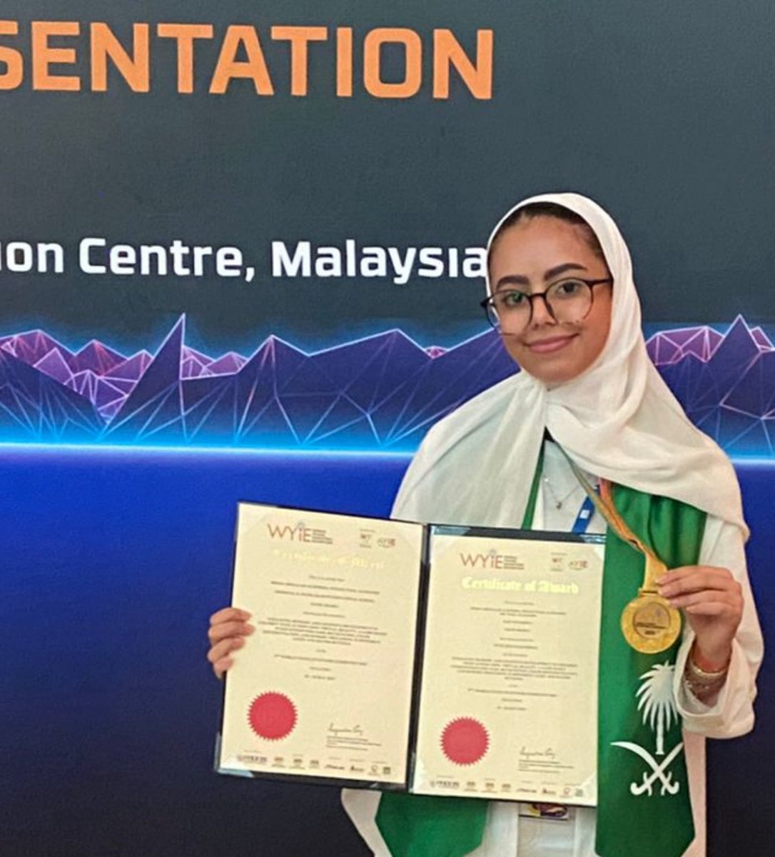 ALJOMIHA's tweet image. 🇸🇦🇸🇦🇸🇦🇸🇦🇸🇦🇸🇦🇸🇦🇸🇦🇸🇦🇸🇦🇸🇦
الف مبروك بنتي الغالية/ ريماس الجميعه
الحصول على الميدالية الذهبية المشاركة في معرض #ITEX25 المقام في دولة #ماليزيا .   🌹🌹🌹