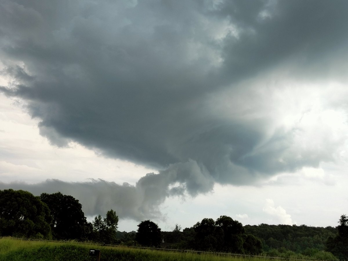 Un orage a présenté une amorce supercellulaire en Haute-Saône cet après-midi près du Val d'Ajol.
On voit ici cette cellule qui commence à former un mesocyclone.  <a href="/KeraunosObs/">Keraunos</a> <a href="/ExtremeMeteo/">Extrême Météo</a> <a href="/MeteoExpress/">Météo Express</a>