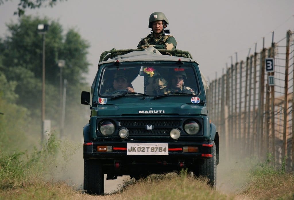 BSF_Rajasthan's tweet image. 🄿🄸🄲🅃🅄🅁🄴 🅂🄿🄴🄰🄺🅂 🅃🄷🄾🅄🅂🄰🄽🄳 🅆🄾🅁🄳🅂
🇮🇳 🇮🇳

#BSF
#FirstLineofDefence
#𝐁𝐨𝐫𝐝𝐞𝐫𝐏𝐚𝐭𝐫𝐨𝐥
