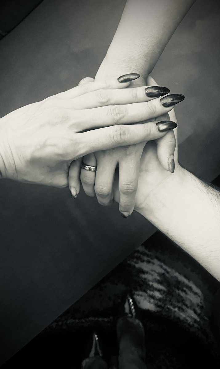 Gerade habe ich eine tief berührende Session mit einem wundervollen Paar beendet.

Wir haben gemeinsam Räume geöffnet – für Dominanz, Hingabe und bewusstes Switchen.
Schlagwerk, Sinnesreise, Vertrauen.

Beide durften sich erleben – als Gebende und Empfangende.
Solche Sessions