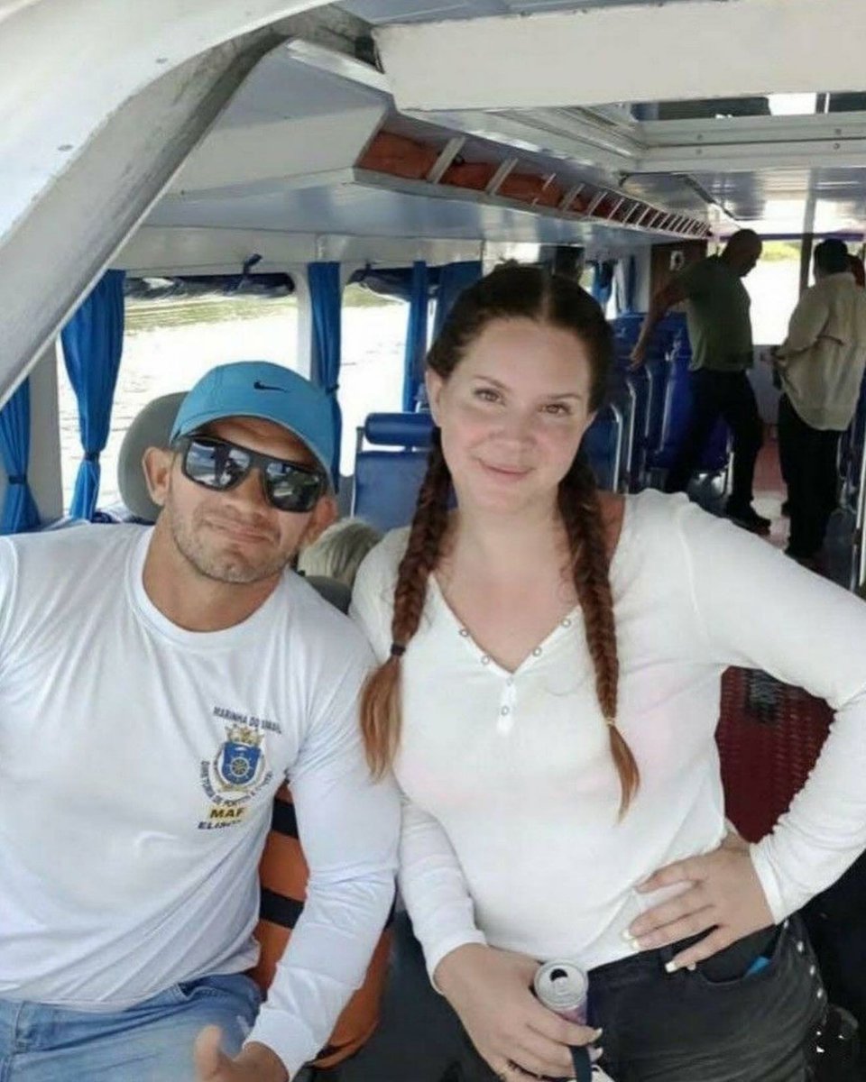 AMAZÔNICA! Há 2 anos, Lana Del Rey foi vista em um barco, rumo ao Hotel Evolução Ecolodge em busca de seu refúgio no meio da Floresta Amazônica.

Deixou os Manauaras em loucuras na cidade, enquanto a meliante estava no interior em busca de seu refúgio na Natureza.