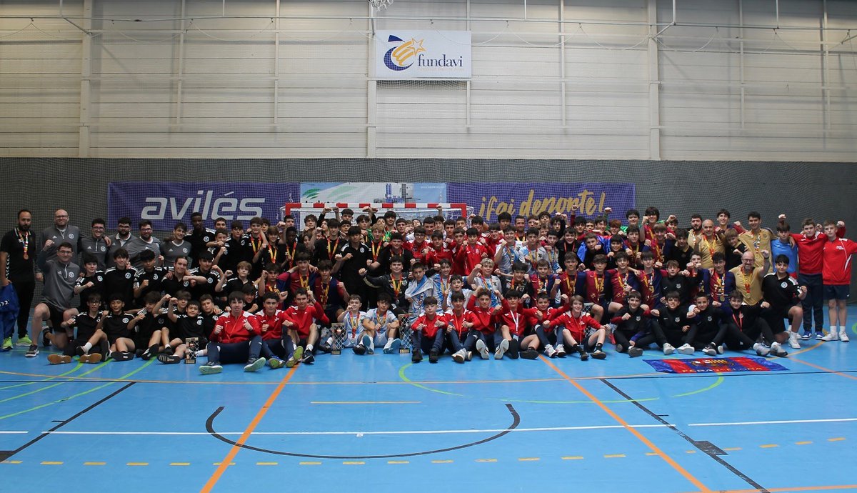 ❤️ ¡𝐄𝐥 <a href="/FCBhandbol/">Barça Handbol</a> 'A' 𝐜𝐚𝐦𝐩𝐞𝐨́𝐧 𝐝𝐞𝐥 #CDEInfantilBM 𝐦𝐚𝐬𝐜𝐮𝐥𝐢𝐧𝐨!

🥇 ¡Los catalanes ganaron el oro ante <a href="/balonmanluceros/">Balonmán Luceros</a> 🥈 en la final!

🥉 <a href="/BMGranollers/">BM Granollers</a> se cuelga el bronce tras ganar a <a href="/dominicosbm/">Balonmano Dominicos</a> 

👏 ¡𝐄𝐧𝐡𝐨𝐫𝐚𝐛𝐮𝐞𝐧𝐚!

📸 <a href="/Avilesina_/">Atlética Avilesina</a> 

#️⃣ #Balonmano