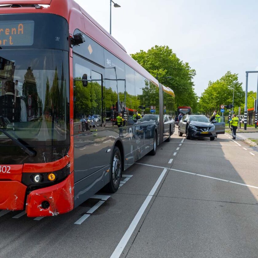 Aanrijding tussen lijnbus en personenwagen in Hoofddorp