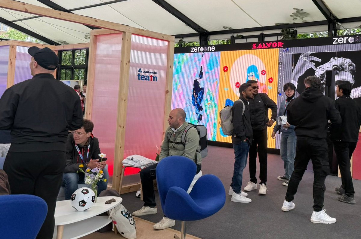 svituma's tweet image. Thank you so much @new_uruk for this brilliant photo from the #AvaxSummit which combines in one frame the daisies on the table and my artwork Meadow on the screen! And of course, thank you @zero________one @salvor_io @avax for making it happen🙌🏻🔺