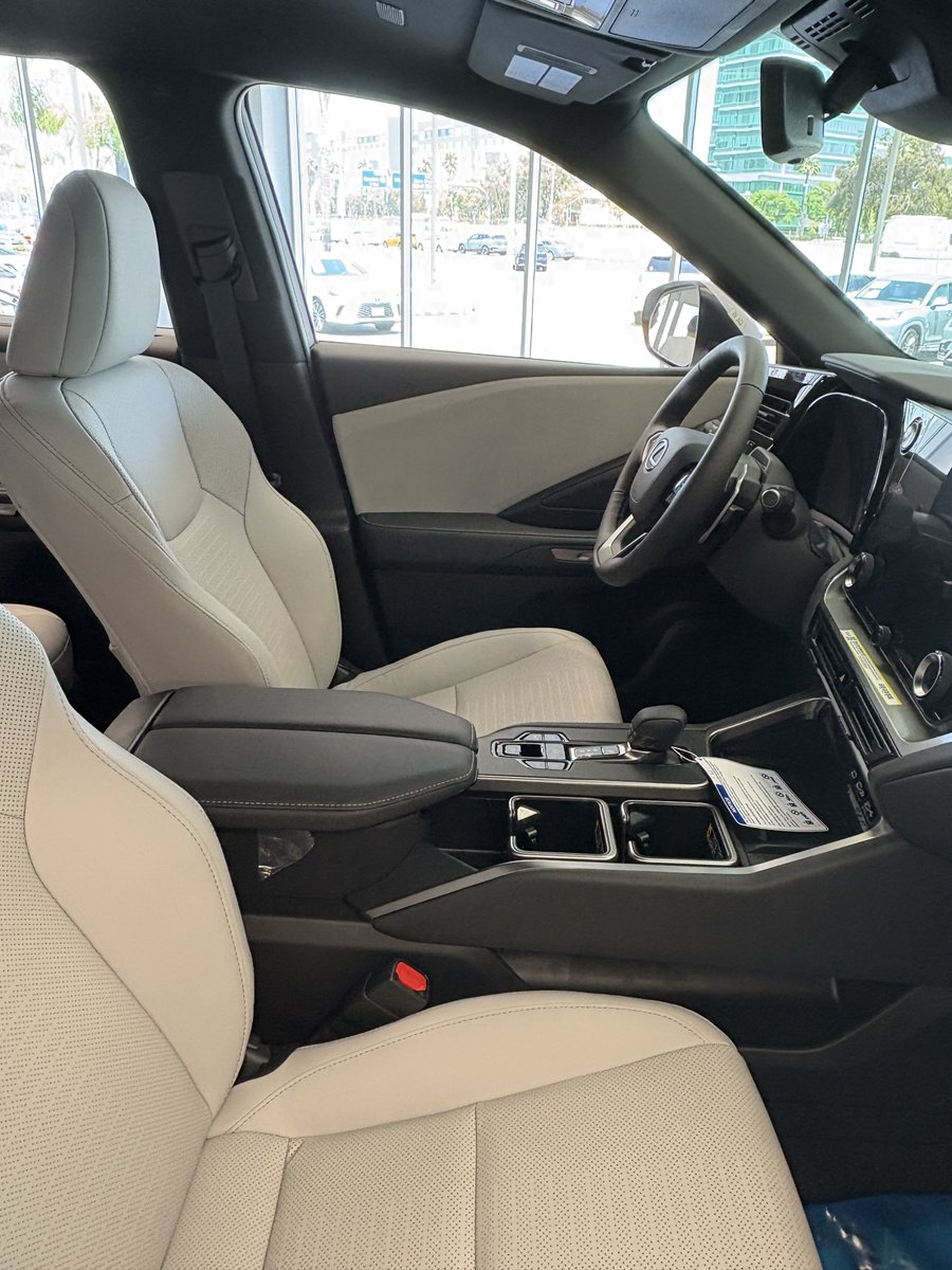 LexusSanDiego's tweet image. Pulling up with room for the whole crew—luxury carpool just hits different. #TX350
Soccer practice or date night? Why not both? #LexusTX #MomVanGlowUp
Where comfort meets class. #LuxuryRedefined
#LexusSanDiego #LexusTX350