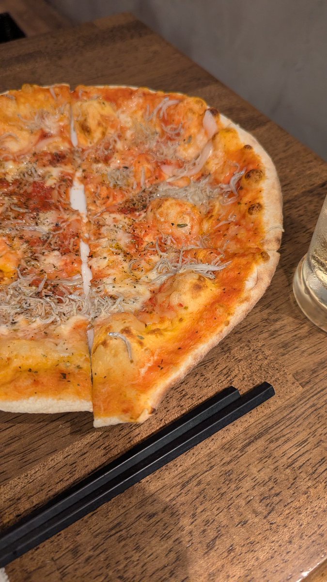 urouro703's tweet photo. 日がかわってからの🍕は背徳の味✨ https://t.co/UfUMytrhfA
