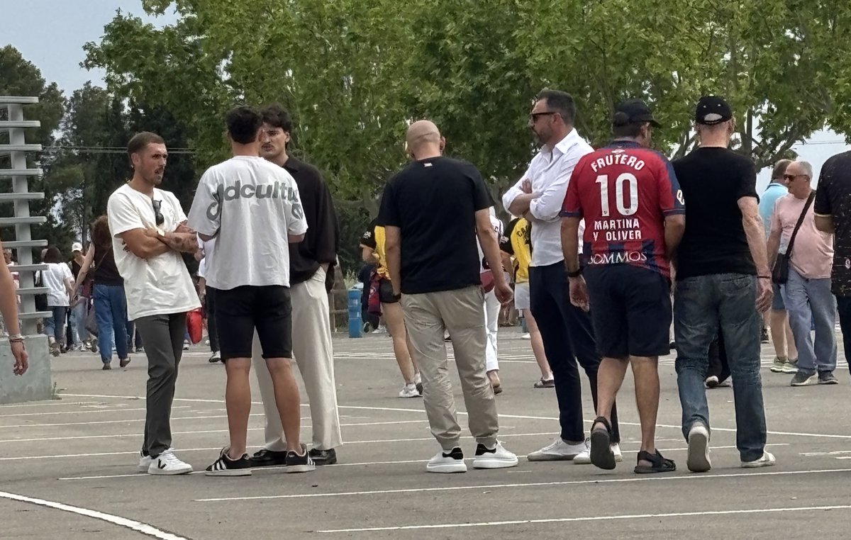 Juanma Barrero, entrenador del Tarazona, presente en El Alcoraz con su cuerpo técnico.

¿Confirmado el nuevo entrenador?👀

<a href="/aragontv/">Aragón TV</a> <a href="/BalonesFueraSDH/">BALONES FUERA</a> 

#HuescaEldense #SDHuesca