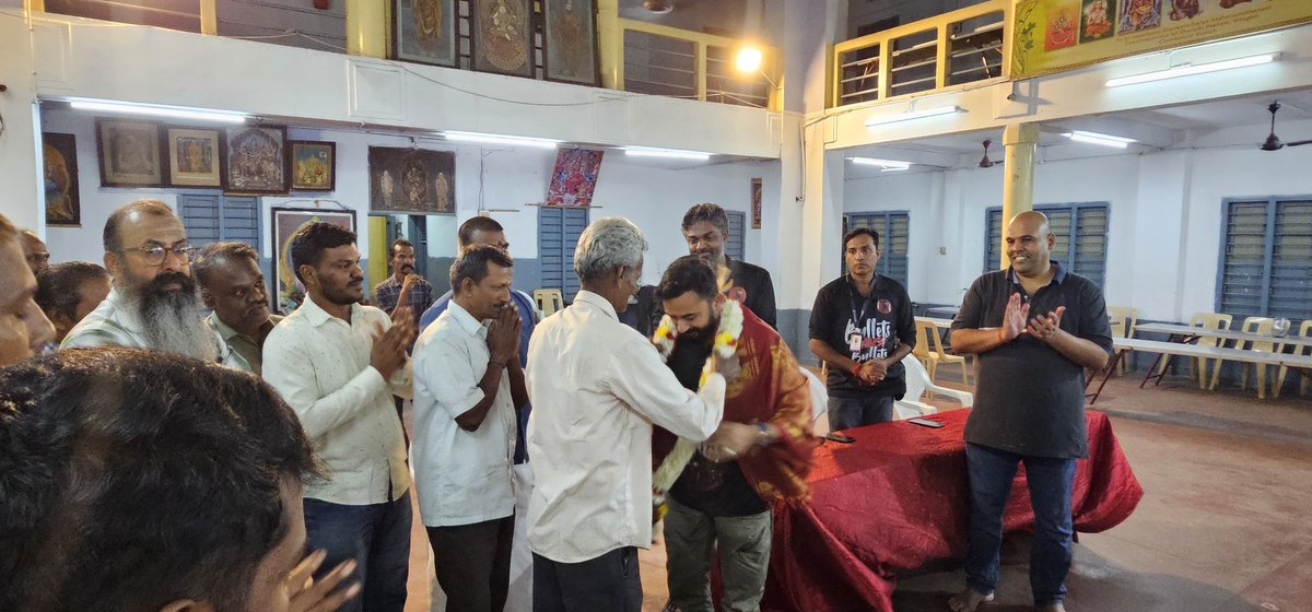 chalo_loc's tweet photo. Honouring Heads of #Chaloloc by #SrishringeriSankaramadam Coimbatore 🇮🇳🙏 #ChaloLOC #SankaratoSharada #BulletsagainstBullets!! https://t.co/lrioiQiUYP