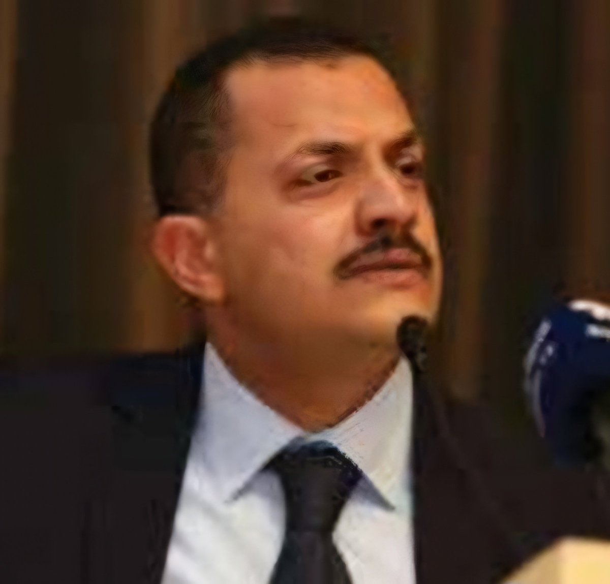 منبر الأدب (@almenbir) on Twitter photo #حسن_شهاب_الدين
<a href="/hassanshehab_/">حسن شهاب الدين</a>
فصَّلتْ لي الحياةُ ثوبَ قصيدٍ
طالَ عني
فخطتُ للناس كِسوَه
ربما شمعةٌ أضأتُ بصوتي
ذات ليلٍ
ستشرعُ الشمس كُوَّه
وعصافيرُ أدمعٍ من حروفي
ربّتتْ قلب عاشقٍ
قد تأوّه
لم تكن نزوةً قصيدةُ شعري
هي إرهاصُ ثورة
أَو نُبُوَّه
وحروفي نارُ الكليم
ويوما #حسن_شهاب_الدين
<a href="/hassanshehab_/">حسن شهاب الدين</a>
فصَّلتْ لي الحياةُ ثوبَ قصيدٍ
طالَ عني
فخطتُ للناس كِسوَه
ربما شمعةٌ أضأتُ بصوتي
ذات ليلٍ
ستشرعُ الشمس كُوَّه
وعصافيرُ أدمعٍ من حروفي
ربّتتْ قلب عاشقٍ
قد تأوّه
لم تكن نزوةً قصيدةُ شعري
هي إرهاصُ ثورة
أَو نُبُوَّه
وحروفي نارُ الكليم
ويوما