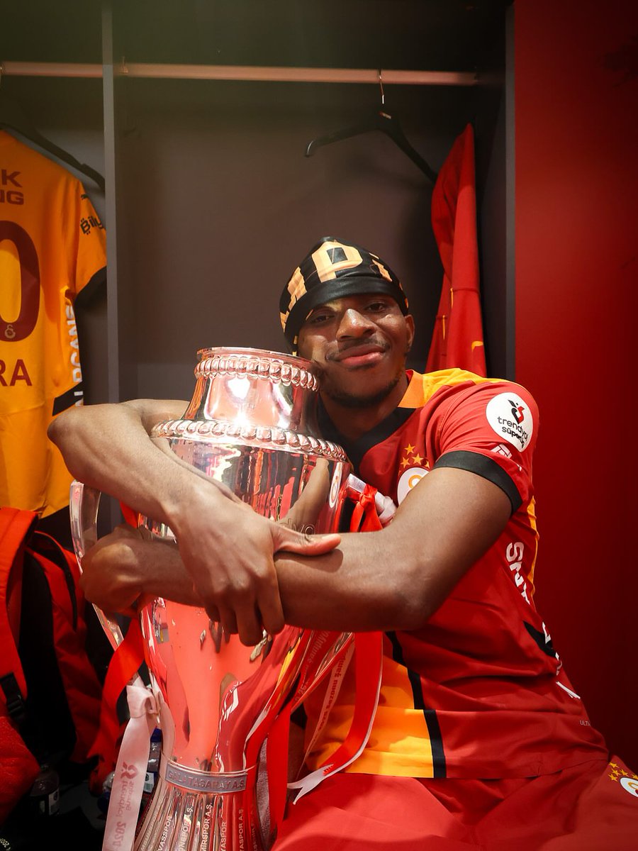 💛❤️ Victor Osimhen şampiyonluk kupasına sarılıyor.