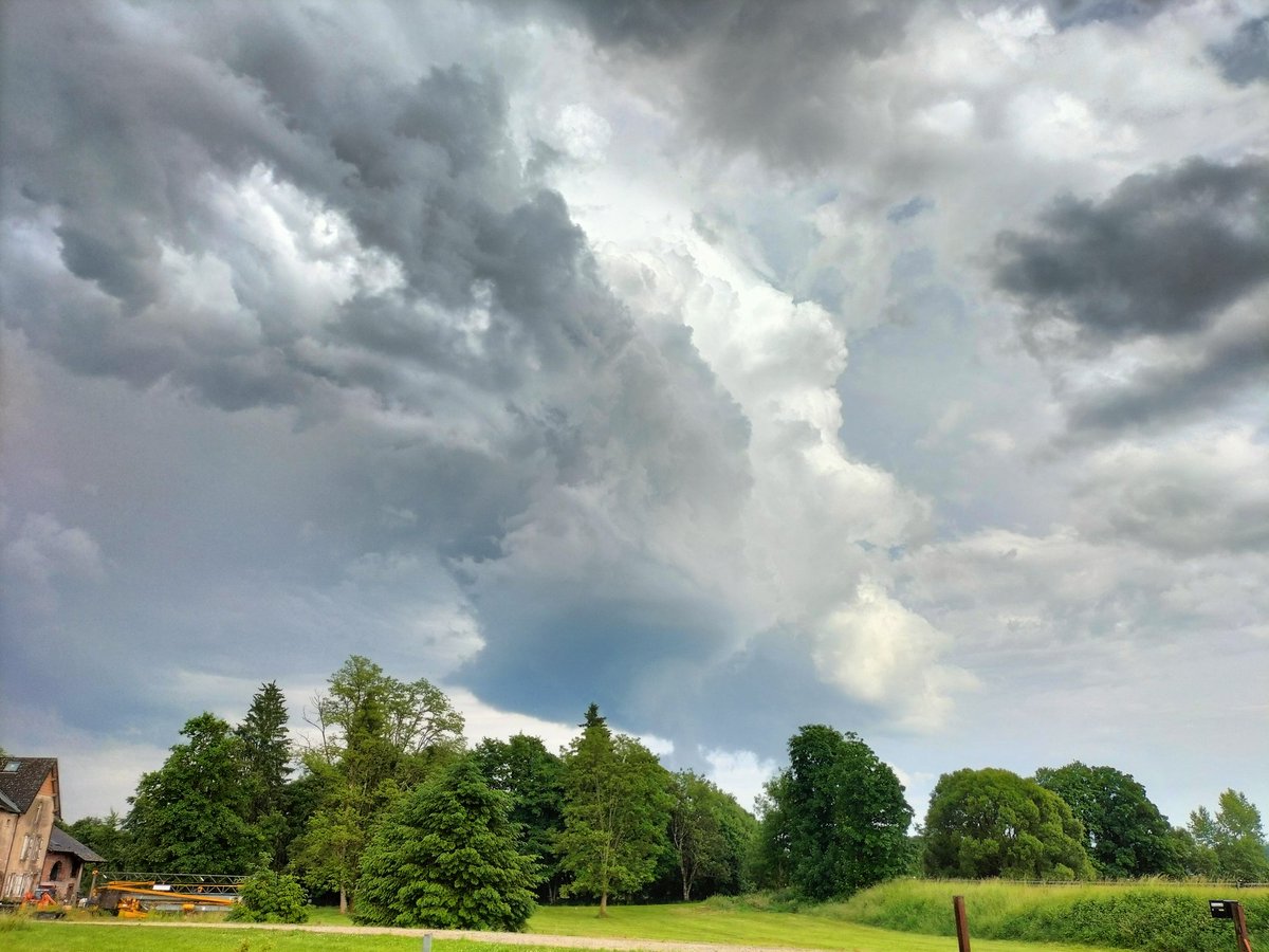 Autre photo de cette amorce supercellulaire, en Haute-Saône cet après-midi près du Val d'Ajol. <a href="/KeraunosObs/">Keraunos</a> <a href="/ExtremeMeteo/">Extrême Météo</a> <a href="/MeteoExpress/">Météo Express</a>