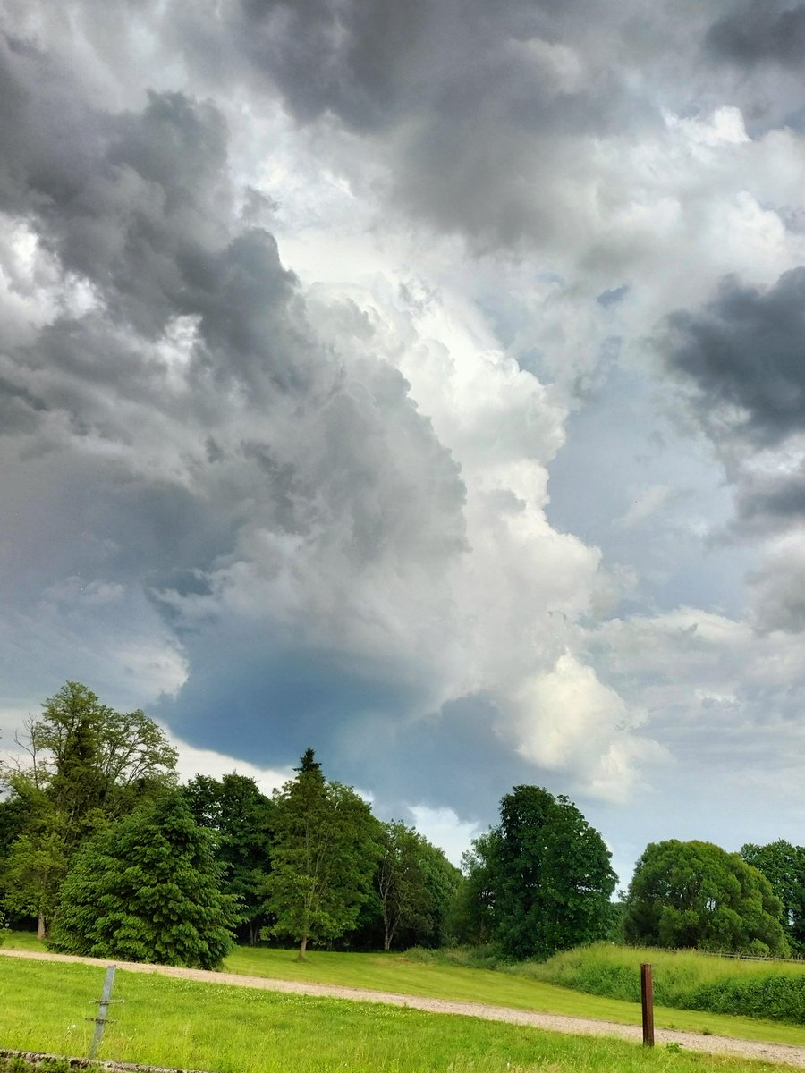 Dernier cliché de cette amorce supercellulaire en Haute-Saône. <a href="/KeraunosObs/">Keraunos</a> <a href="/ExtremeMeteo/">Extrême Météo</a> <a href="/MeteoExpress/">Météo Express</a>