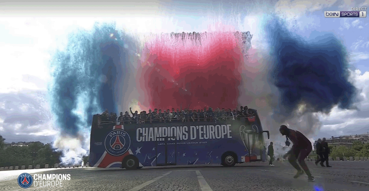Footballogue's tweet photo. POPOPO C'EST SUBLIME !

Les couleurs du drapeau français et du PSG devant l'Arc de Triomphe ! 🤩 🇫🇷

Le triomphe du PSG, le triomphe de la France ! https://t.co/F8gUFmSfZb