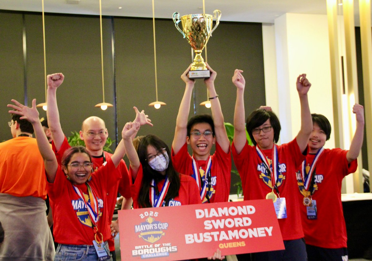 seanmarnold's tweet image. Moments from the 1st ever NYC Video Game Festival which hosted @NYCSchools 5th year of the @Minecraft Challenge. Some amazing moments, ecstatic families, expanded college/career/partner fair, college esports, drones, movies, & Queen's first champs! @PlayCraftLearn @MicrosoftEDU