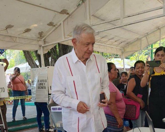 Waldo Fernández (@fdzwaldo) on Twitter photo El ex presidente Andrés Manuel López Obrador (<a href="/lopezobrador_/">Andrés Manuel</a>) emite su voto en la Elección del Poder Judicial desde Chiapas.
Foto: <a href="/cesarmty/">César Cepeda</a>. El ex presidente Andrés Manuel López Obrador (<a href="/lopezobrador_/">Andrés Manuel</a>) emite su voto en la Elección del Poder Judicial desde Chiapas.
Foto: <a href="/cesarmty/">César Cepeda</a>.