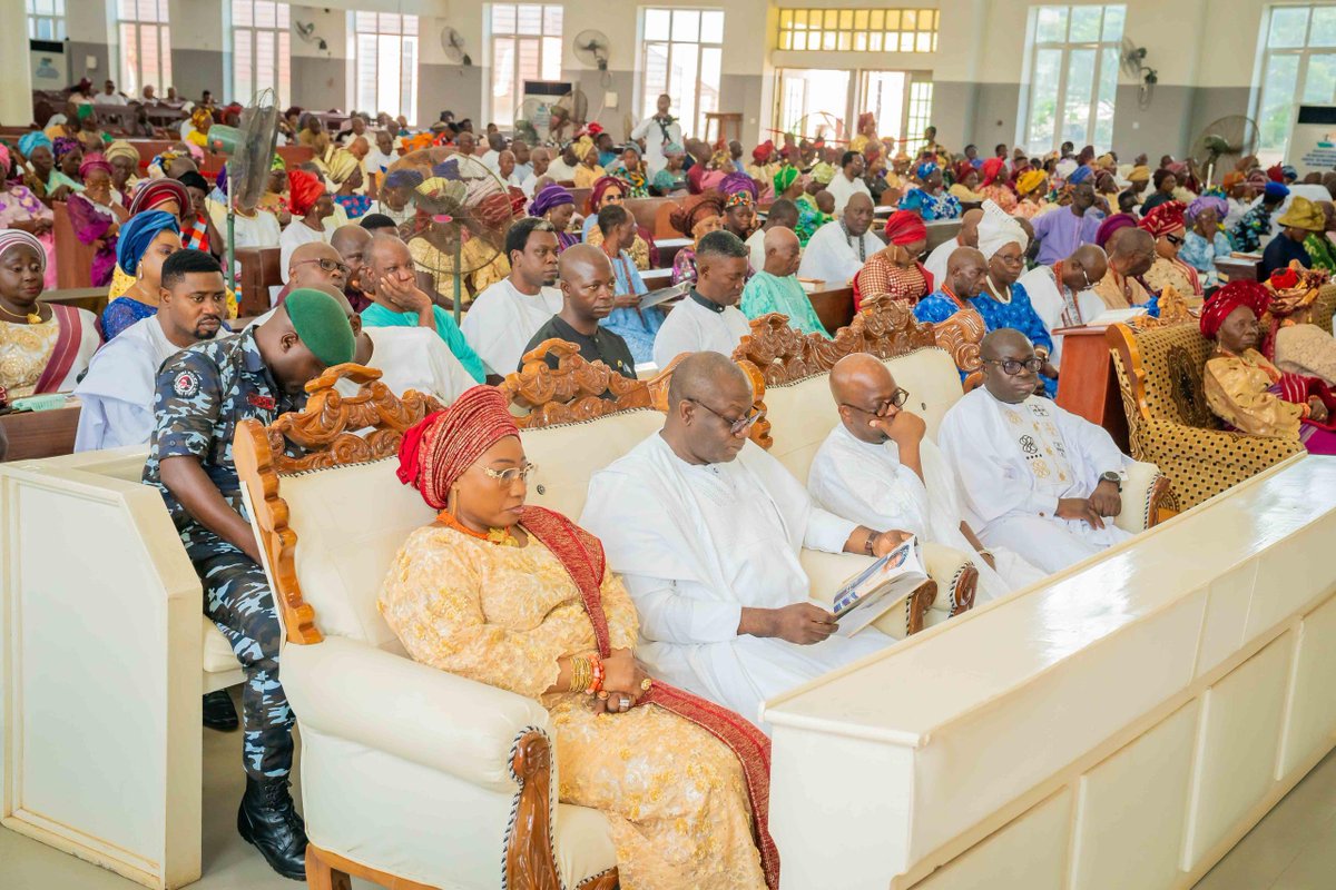 kfayemi's tweet image. Bisi and I had the honour of attending the 80th birthday thanksgiving service of Her Excellency, Chief Mrs. Margaret Olufunke Egbeyemi, wife of my late Deputy, Otunba Adebisi Egbeyemi, at the Emmanuel Anglican Cathedral in Ado Ekiti.
It was a joyful celebration of a remarkable…