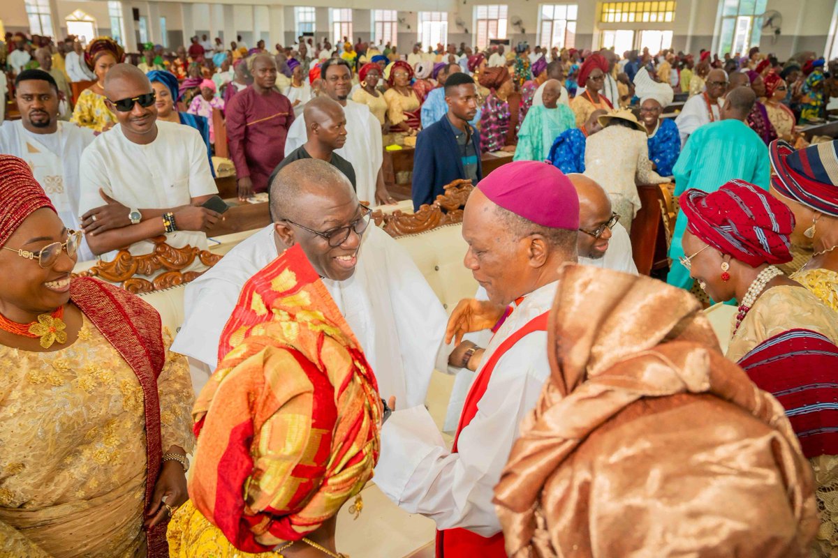 kfayemi's tweet image. Bisi and I had the honour of attending the 80th birthday thanksgiving service of Her Excellency, Chief Mrs. Margaret Olufunke Egbeyemi, wife of my late Deputy, Otunba Adebisi Egbeyemi, at the Emmanuel Anglican Cathedral in Ado Ekiti.
It was a joyful celebration of a remarkable…